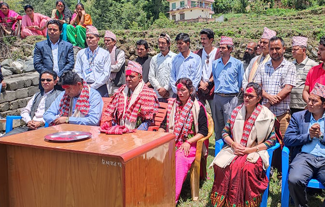 बैतडीको पुर्चौडीका मेयर उपमेयरले गरे पदभार ग्रहण